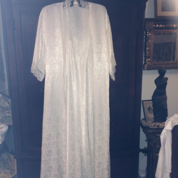 Ladies Wedding White negligee set with intricate lace trim. size S - Picture 1 of 9